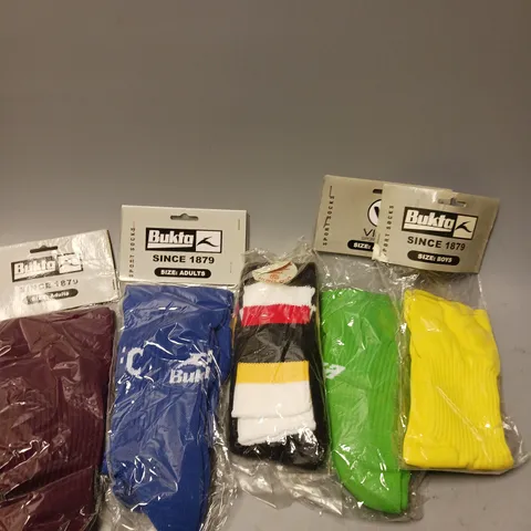 APPROXIMATELY 30 BUKTA RETRO VINTAGE MENS FOOTBALL SOCKS IN ASSORTED COLOURS