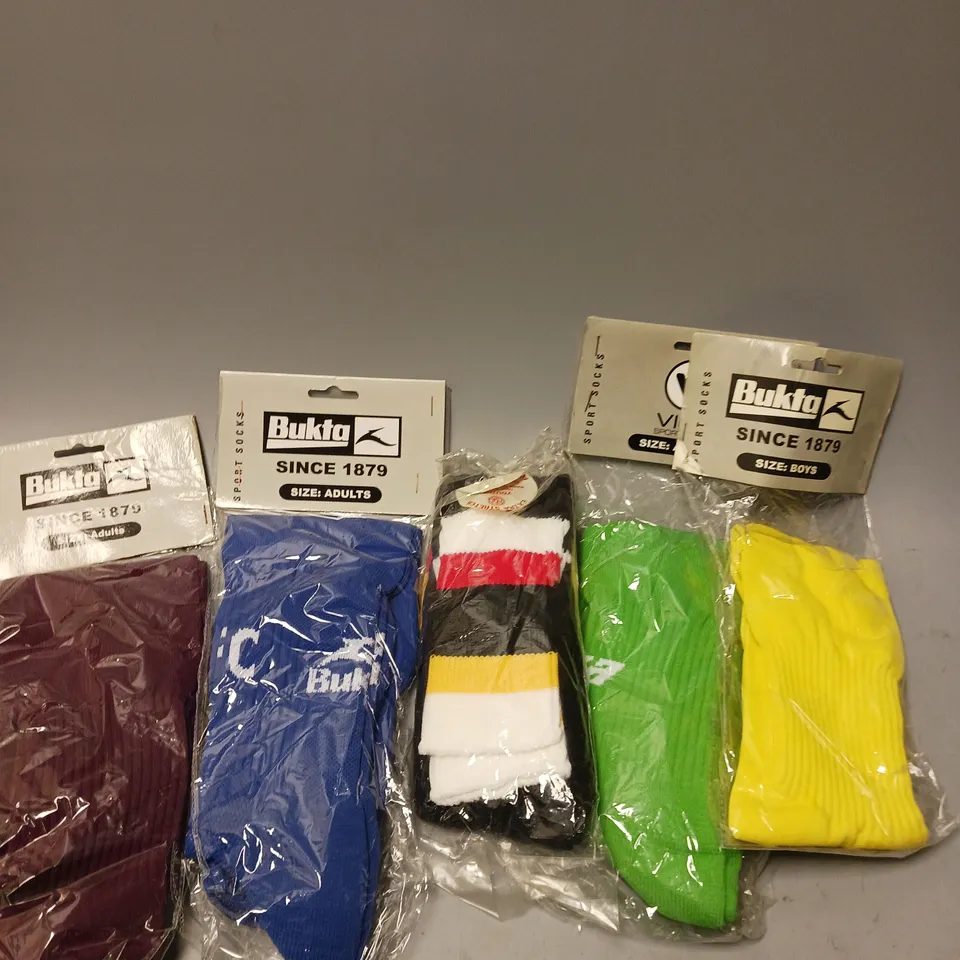 APPROXIMATELY 30 BUKTA RETRO VINTAGE MENS FOOTBALL SOCKS IN ASSORTED COLOURS 