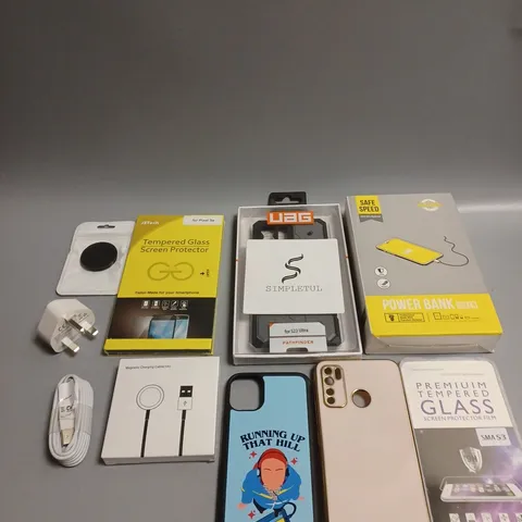 APPROXIMATELY 30 ASSORTED SMARTPHONE/TABLET ACCESSORIES TO INCLUDE SCREEN PROTECTORS, USB PLUGS, PROTECTIVE CASES ETC