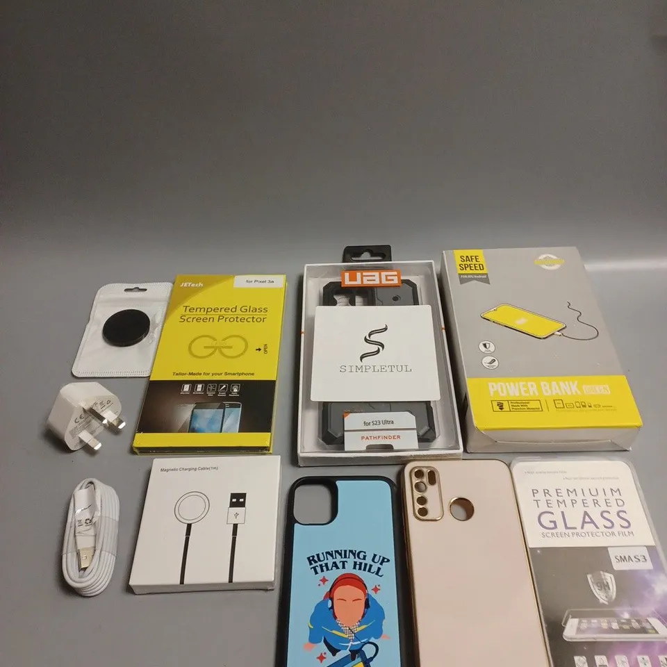 APPROXIMATELY 30 ASSORTED SMARTPHONE/TABLET ACCESSORIES TO INCLUDE SCREEN PROTECTORS, USB PLUGS, PROTECTIVE CASES ETC 