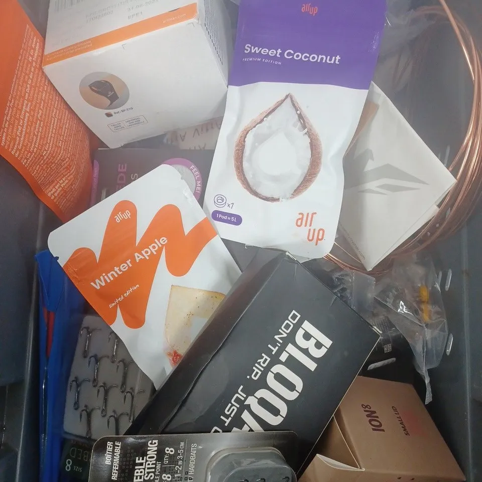 BOX OF APPROXIMATELY 20 ASSORTED HOUSEHOLD ITEMS TO INCLUDE SWISS ARMY KNIFE, TAROT CARDS, GARLIC PRESS, ETC