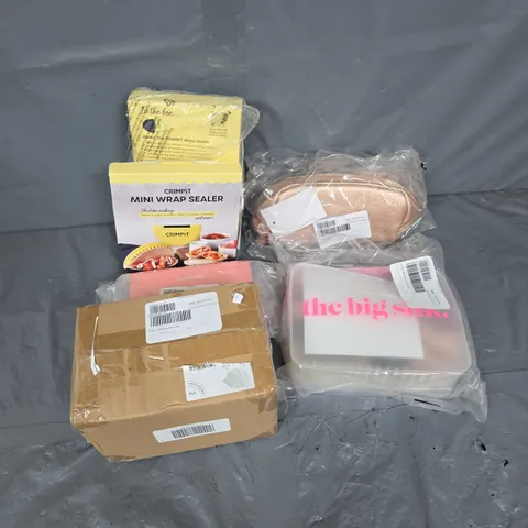APPROXIMATELY 20 ASSORTED ITEMS TO INCLUDE CRIMPIT, LOCKNLOCK LUNCH BOX, BIG SILK TURBAN, ETC - COLLECTION ONLY