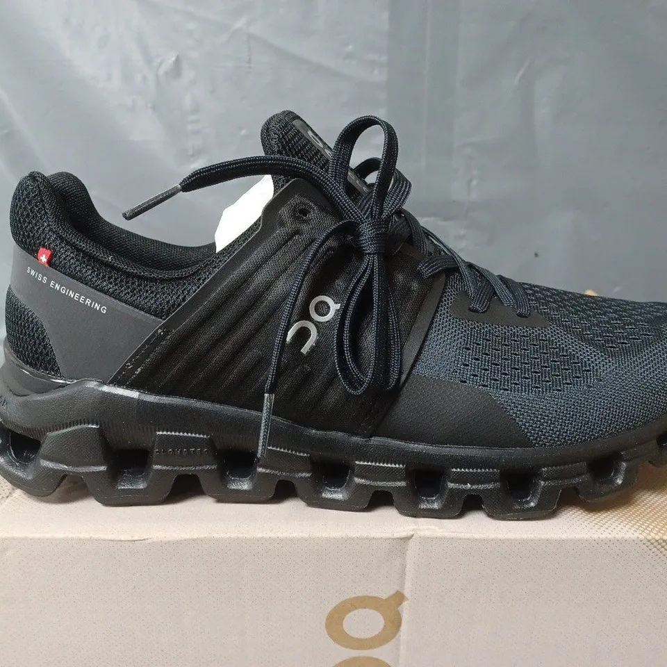 BOXED PAIR OF ON CLOUDSWIFT TRAINERS IN BLACK - UK 8