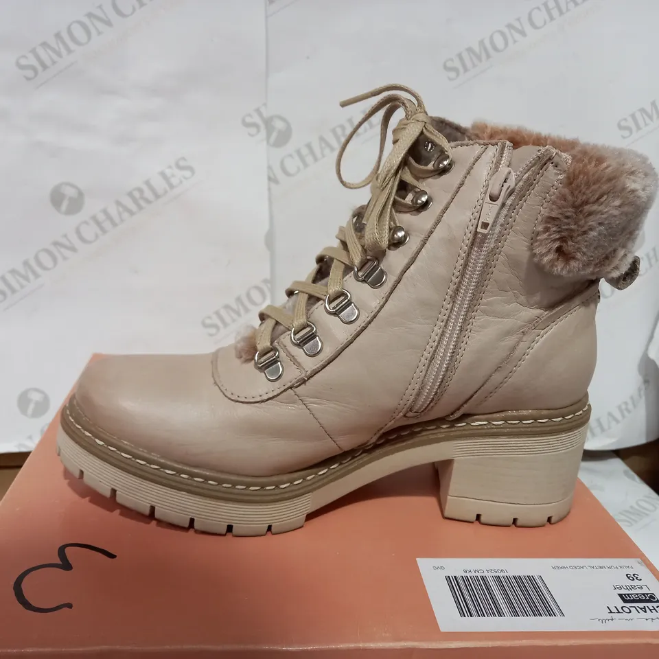 BOXED PAIR OF MODA CHARCOAL HIKING BOOTS - SIZE 6