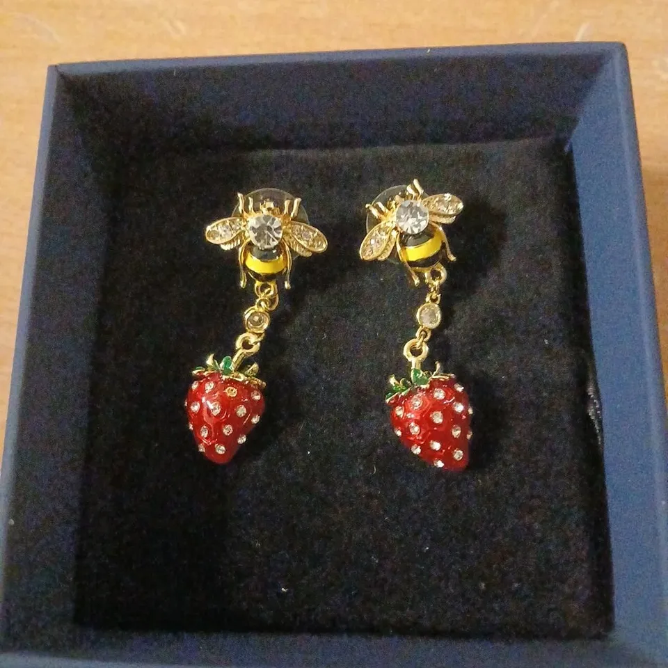 APPROXIMATELY 22 PIECES OF ASSORTED BUTLER AND WILSON JEWELLERY