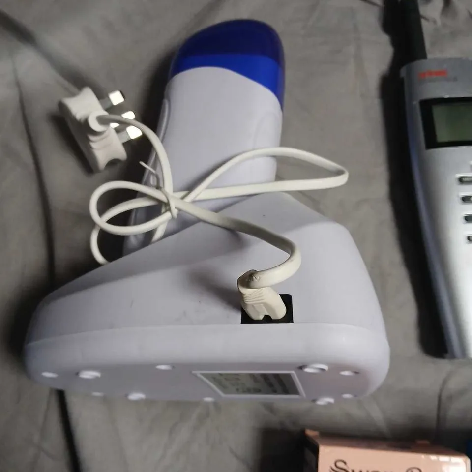 APPROXIMATELY 8 ASSORTED ELECTRICAL ITEMS INCLUDING SWAN RETRO NECK FAN (CORDLESS) & INTELLI SYSTEM BLOOD PRESSURE MONITOR KIT – MIXED ELECTRONICS BUNDLE
