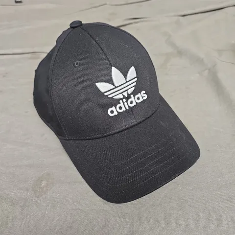 ADIDAS LOGO CAP IN BLACK - ONE SIZE