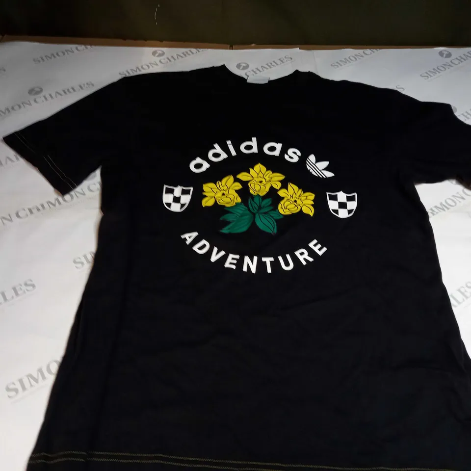 ADIDAS ADVENTURE PRINTED T-SHIRT IN BLACK - MEDIUM