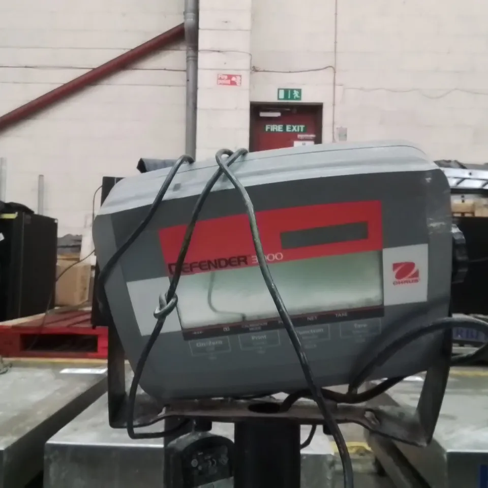 COMMERCIAL FLOOR SCALE WITH DEFENDER 3000 DISPLAY