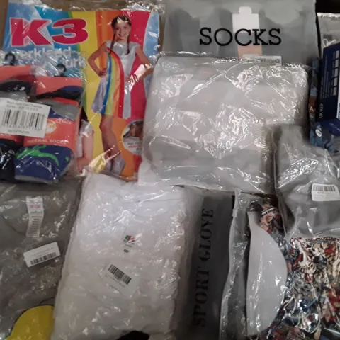 LARGE QUANTITY OF ASSORTED CLOTHING ITEMS TO INCLUDE T-SHIRTS, SOCK, HATS ECT