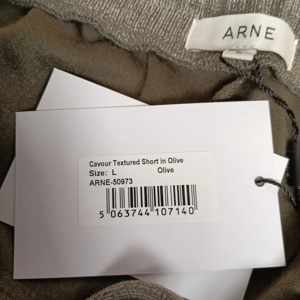 ARNE CAVOUR TEXTURED SHORT IN OLIVE – UK SIZE L