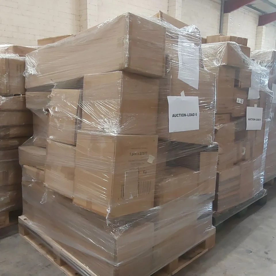 PALLET CONTAINING A VERY LARGE QUANTITY OF ASSORTED DESIGNER LIGHTING PRODUCTS