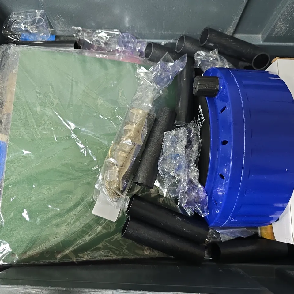 APPROXIMATELY 10 ASSORTED HOUSEHOLD ITEMS TO INCLUDE DAEWOO 2 WAY SOCKET EXTENSION REEL, 3D PIN SCULPTURE, DRAPER EXPERT WIRE CUTTER, ETC