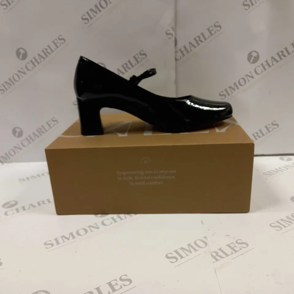 BOXED PAIR OF CALLA MAY JANE BLOCK HEEL SHOES UK SIZE 6