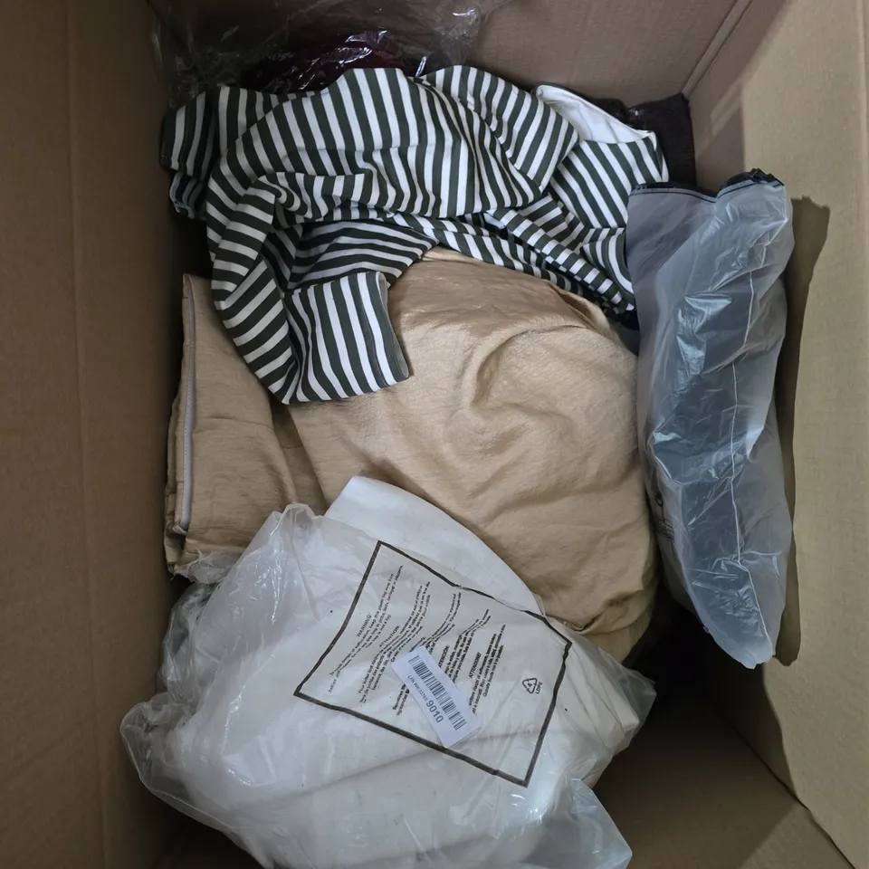 APPROXIMATELY 20 ASSORTED CLOTHING PRODUCTS IN VARIOUS STYLES & SIZES TO INCLUDE JUMPERS, T-SHIRTS, DRESSES ETC