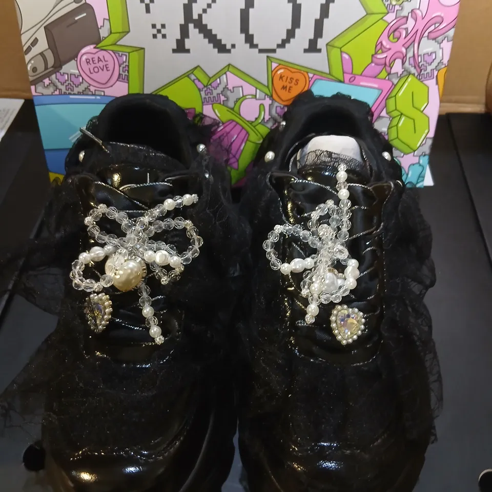 BOXED KOI KELPIE WHIMSICAL TERRAIN TRAINERS BLACK SIZE 4