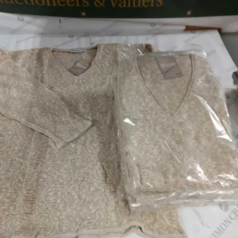 LOT OF 10 V-NECK JUMPERS IN BEIGE - SIZE UNSPECIFIED