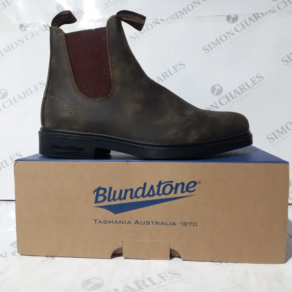 BOXED PAIR OF BLUNDSTONE ELASTIC SIDED BOOTS IN RUSTIC BROWN UK SIZE 9