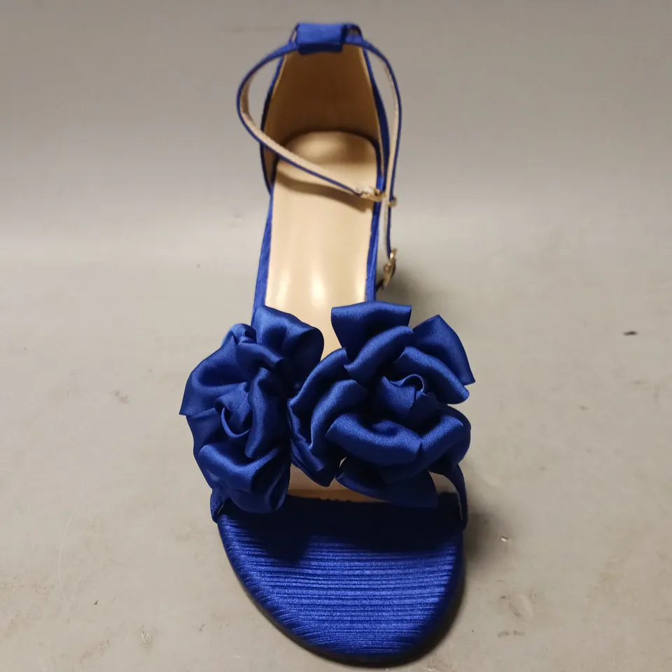 BOXED PAIR OF DESIGNER OPEN TOE BLOCK HEEL SANDALS IN SAPPHIRE BLUE W. BOW DETAIL EU SIZE 42