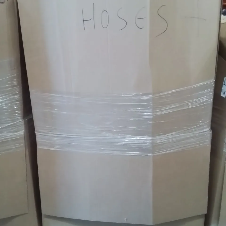 PALLET CONTAINING A LARGE QUANTITY OF HOSES 