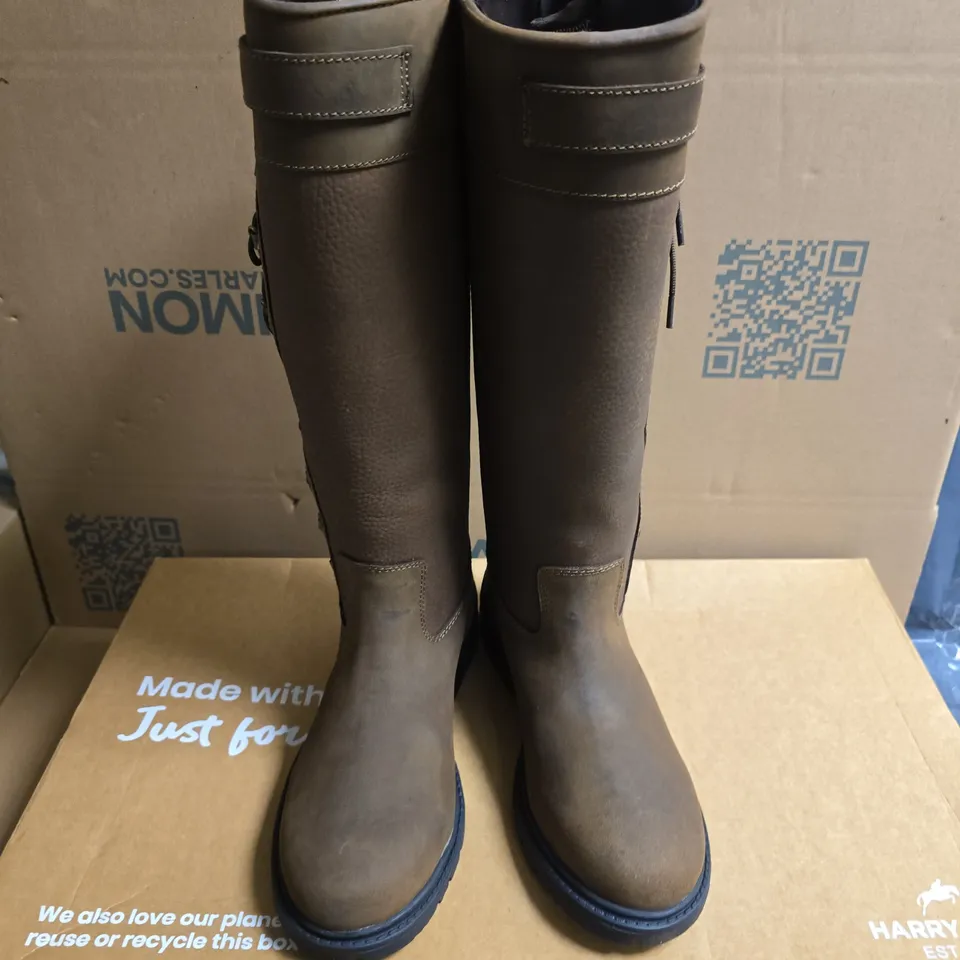 BOXED PAIR OF HARRY HALL OVERSTONE WATERPROOF COUNTRY BOOTS IN BROWN - UK 7