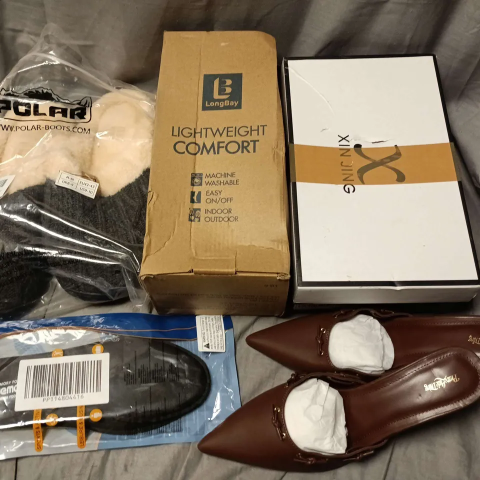 APPROXIMATELY 15 ASSORTED PAIRS OF SHOES AND FOOTWEAR ITEMS IN VARIOUS STYLES AND SIZES TO INCLUDE BRANDS SUCH AS LONGBAY, PRETTYLITTLETHING, POLAR, ETC - COLLECTION ONLY