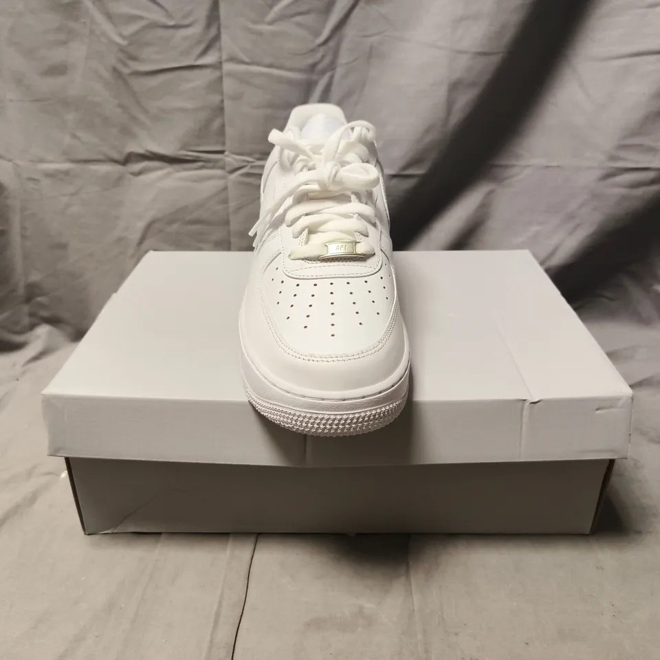 BOXED PAIR OF NIKE AIR FORCE 1 '07 SHOES IN WHITE SIZE UK 11