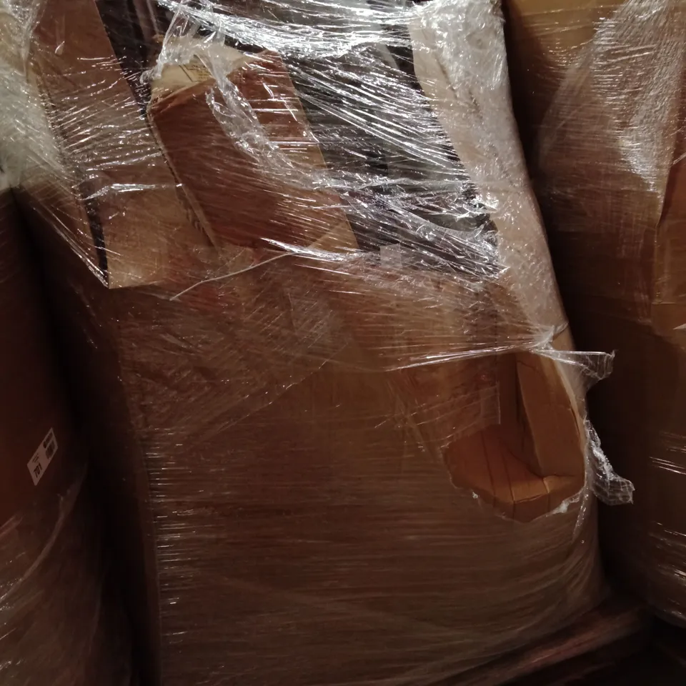 PALLET CONTAINING A LARGE QUANTITY OF PARASOLS