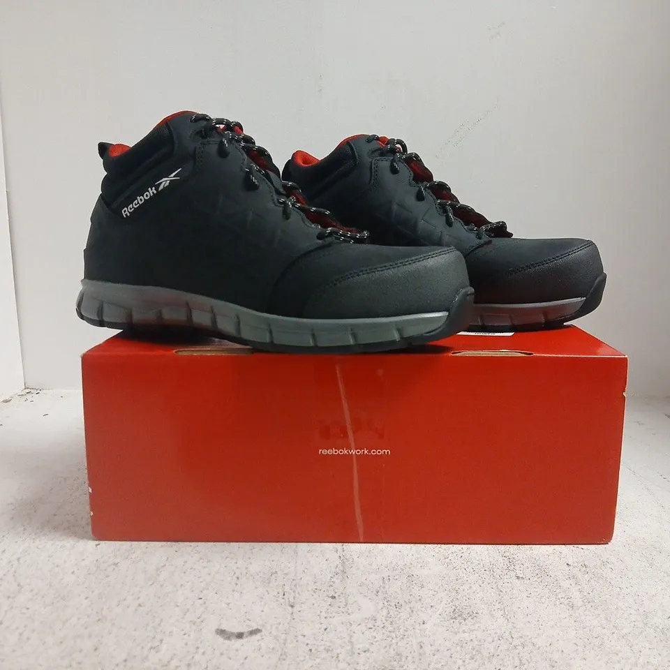 BOXED PAIR OF REEBOK EXCEL LIGHT SAFETY BOOTS IN BLACK SIZE UK 9