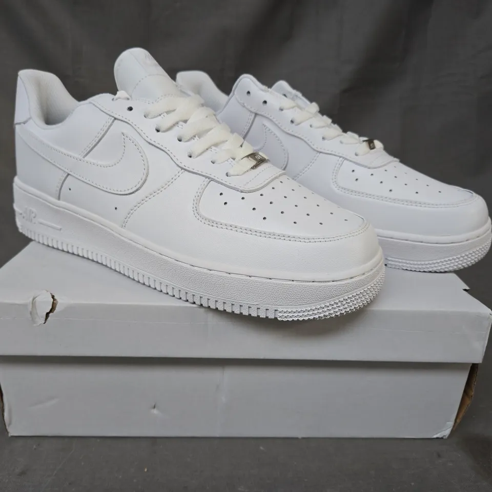 BOXED PAIR OF NIKE AIR FORCE 1 '07 SHOES IN WHITE UK SIZE 10