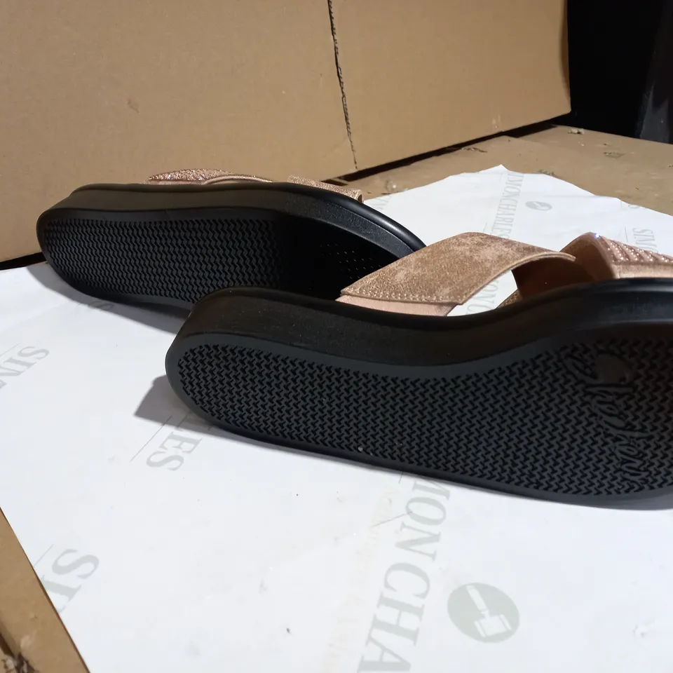 SKETCHERS RELAXED STEP BLACK/GOLD SANDALS SIZE 7