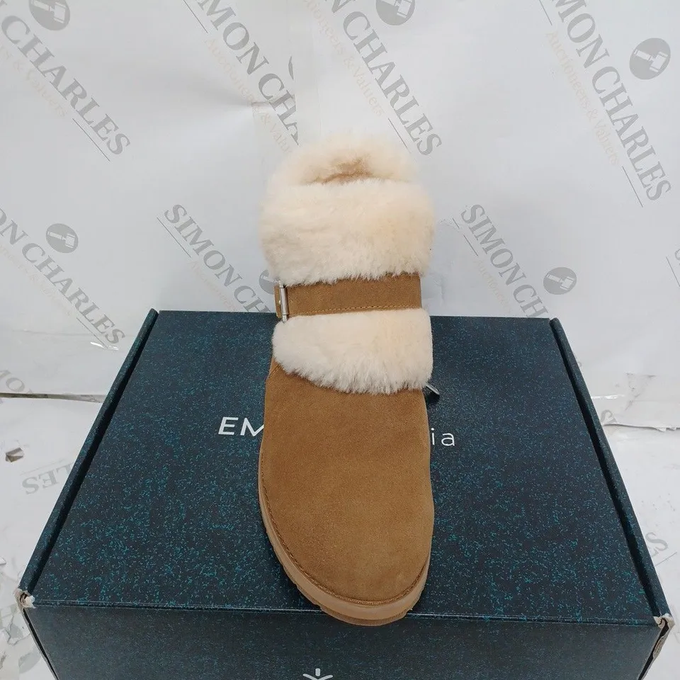 BOXED PAIR OF EMU OXLEY FUR CUFF BOOTS SIZE 7