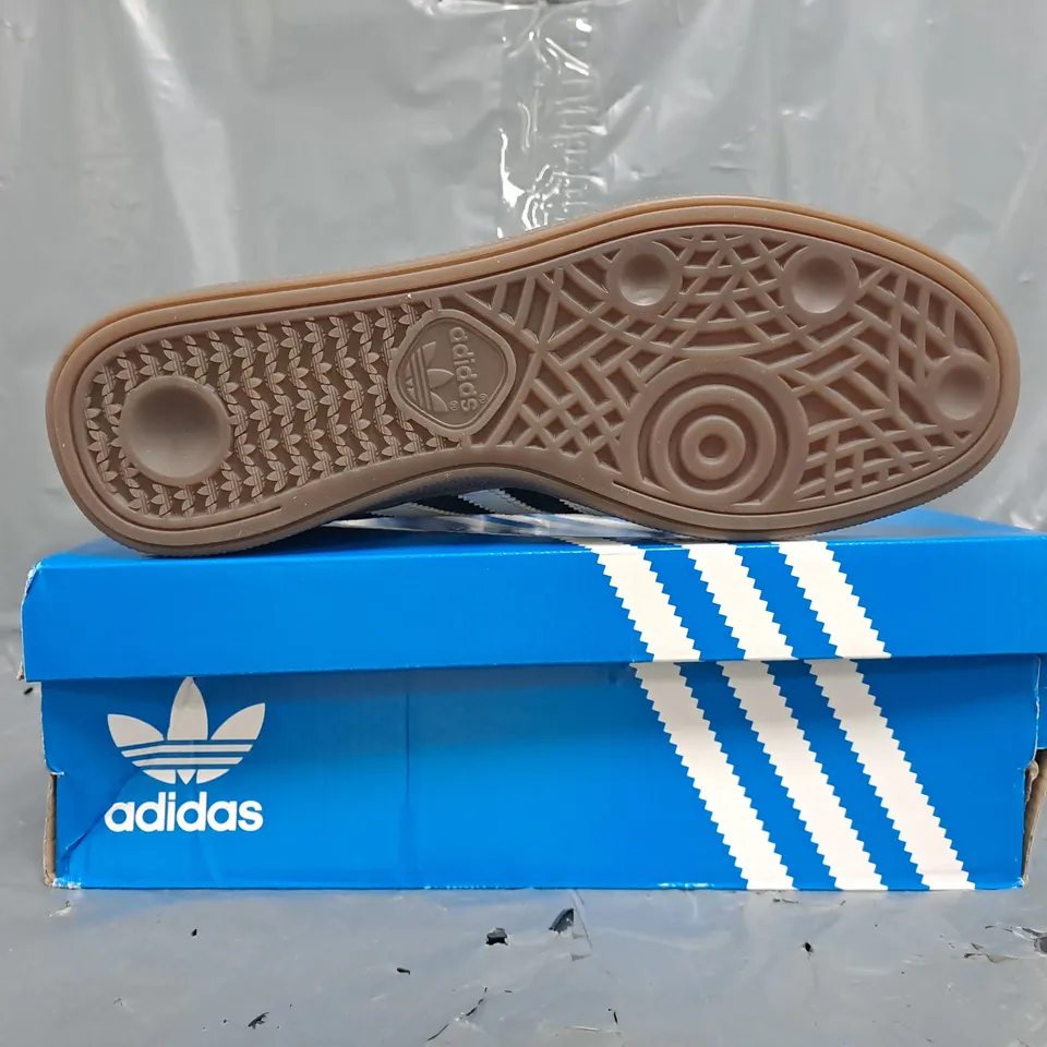 BOXED PAIR OF ADIDAS HANDBALL SPEZIAL SHOES IN BLACK/WHITE SIZE UK 9