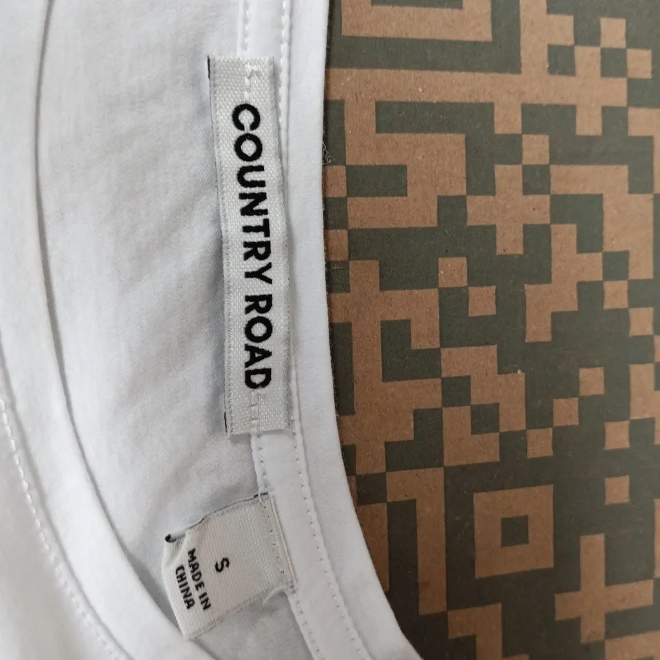COUNTRY ROAD WHITE T-SHIRT – UK SIZE S 