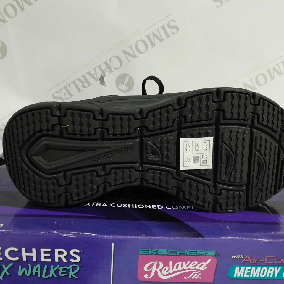 BOXED PAIR OF SKECHERS MOTION LACE UP TRAINERS IN BLACK - SIZE 3