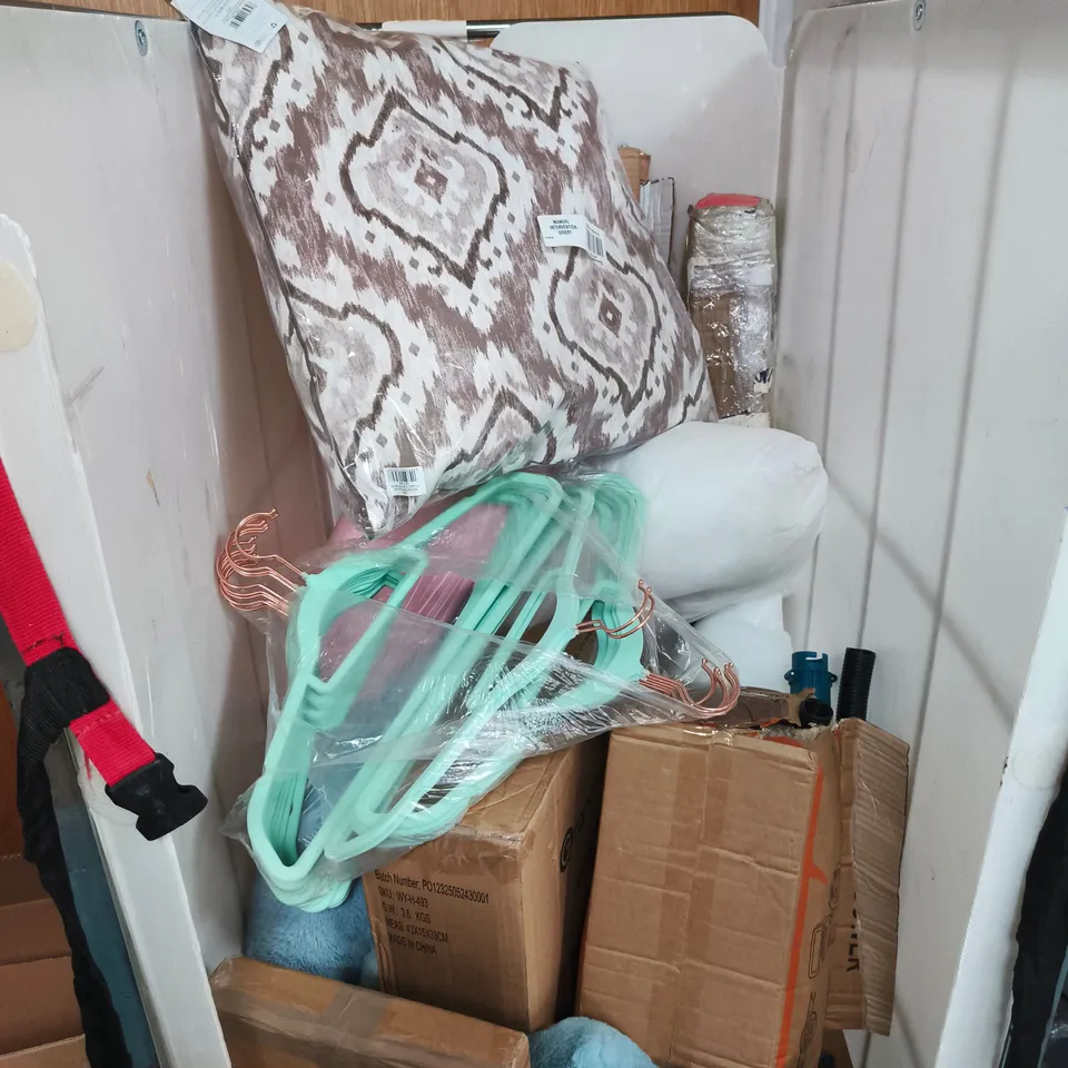 CAGE OF APPROXIMATELY 10 ASSORTED HOUSEHOLD ITEMS INCLUDING PATTERNED CUSHION , PLASTIC COAT HANGERS AND LITHIUM BLOWER 
