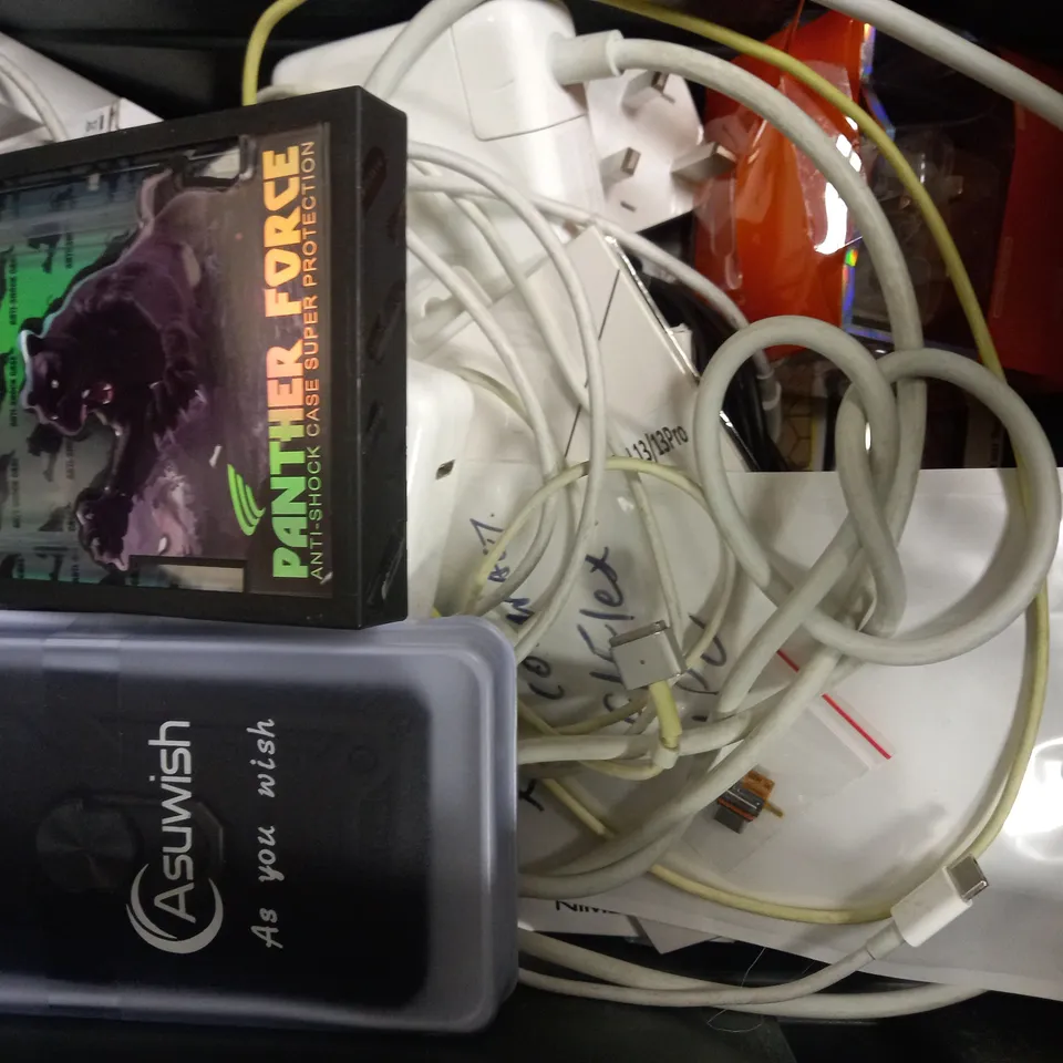 LOT OF APPROXIMATELY 20 ASSORTED COMPUTING/PHONE ACCESSORIES, TO INCLUDE USB C HUB, MAGNETIC CHARGER, ETC