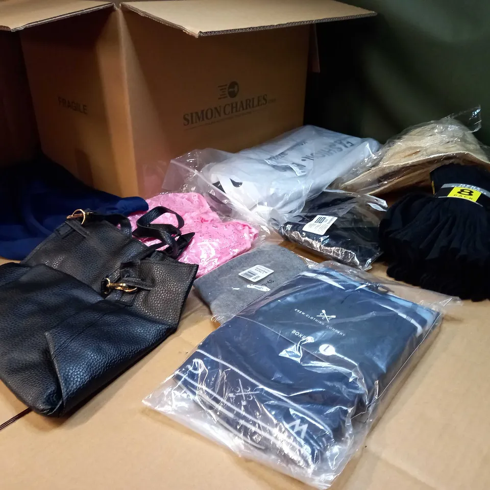 LOT OF APPROX. 15 ASSORTED CLOTHING ACCESSORIES  IN VARYING SIZES/COLOURS/STYLES TO INCLUDE: BAGS, HAT, BOXERS