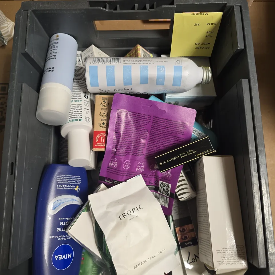 APPROXIMATELY 15 ASSORTED HEALTH & BEAUTY PRODUCTS TO INCLUDE TROPIC DEEP RELAX MASSAGE OIL, NO7 FACE & EYE MULTI STICK, JUST PEACHY SOAP BAR ETC - COLLECTION ONLY 