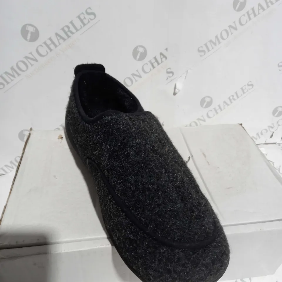  PAIR OF CLARKS SLIPPERS IN BLACK - UK SIZE 9
