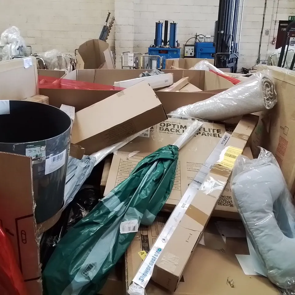 PALLET OF ASSORTED HOUSEHOLD GOODS AND PRODUCTS TO INCLUDE;  CARPET, PLANT POTS, MIRROR LIGHTS ETC