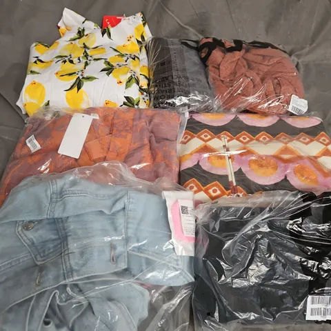BOX OF APPROXIMATELY 20 ASSORTED CLOTHING ITEMS TO INCLUDE BAG, DRESS, SHIRT, ETC