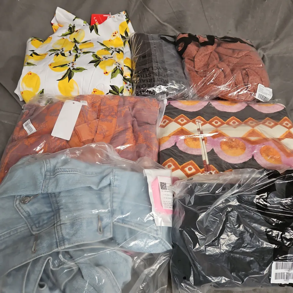 BOX OF APPROXIMATELY 20 ASSORTED CLOTHING ITEMS TO INCLUDE BAG, DRESS, SHIRT, ETC