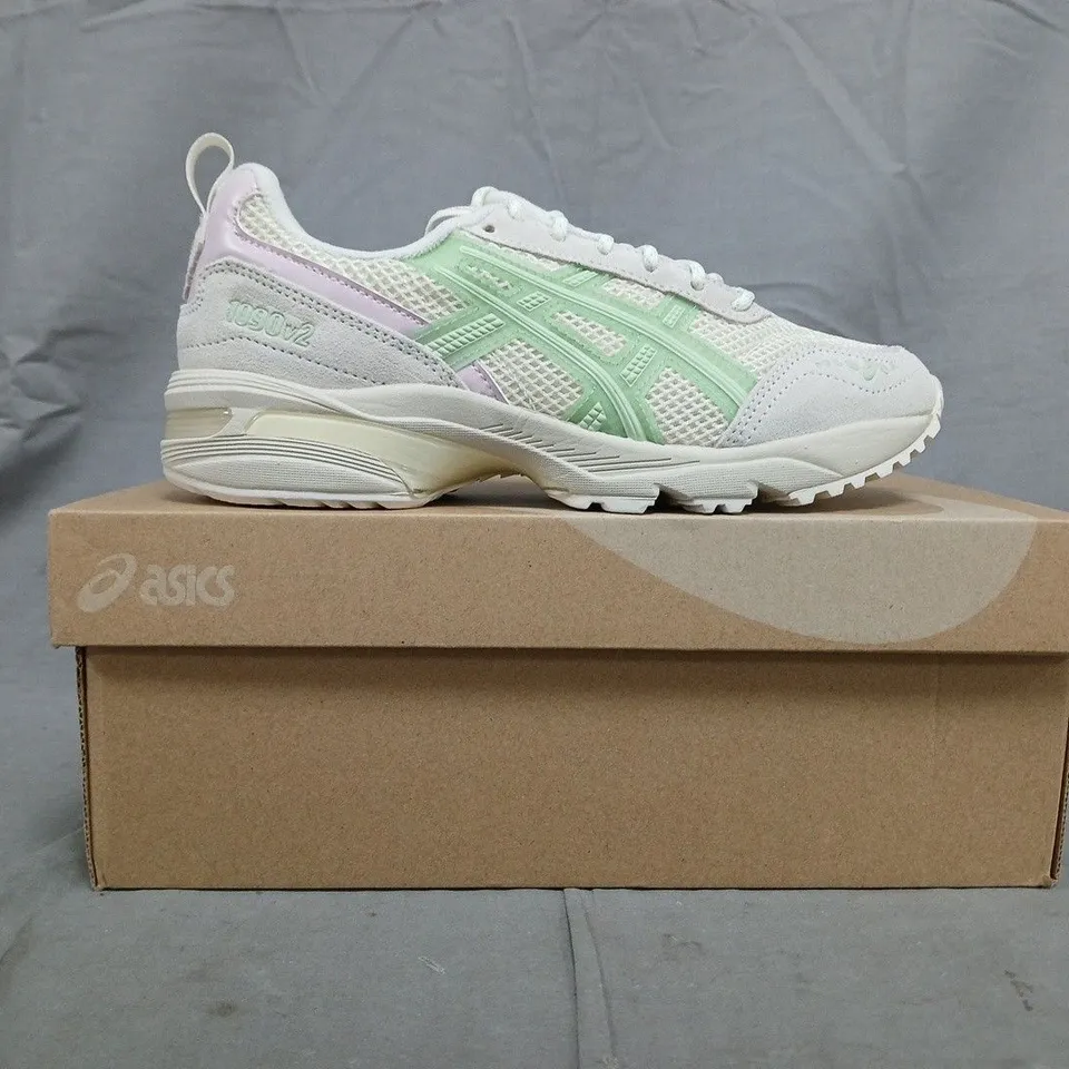 BOXED PAIR OF ASICS GEL-1090V2 TRAINERS IN CREAM/JADE SIZE UK 5