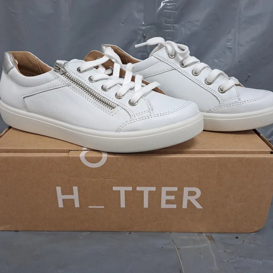 BOXED PAIR OF HOTTER CHASE II WIDE SHOES IN WHITE/SILVER SIZE UK 5