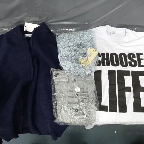 APPROXIMATELY 25 ASSORTED CLOTHING ITEMS IN VARIOUS SIZES TO INCLUDE T-SHIRTS, JACKETS, DRESSES, ETC