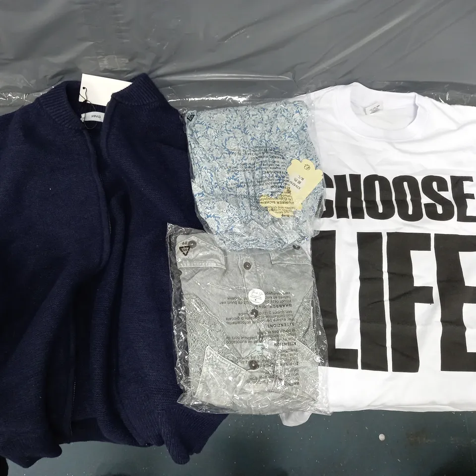 APPROXIMATELY 25 ASSORTED CLOTHING ITEMS IN VARIOUS SIZES TO INCLUDE T-SHIRTS, JACKETS, DRESSES, ETC