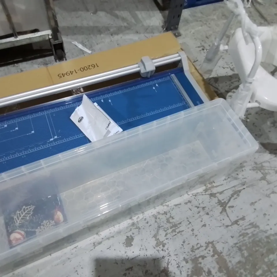 LOT OF 3 ASSORTED ITEMS TO INCLUDE DAHLE 556 TRIMMER, 77L REALLY USEFUL BOX AND MEDICAL TOILET SEAT