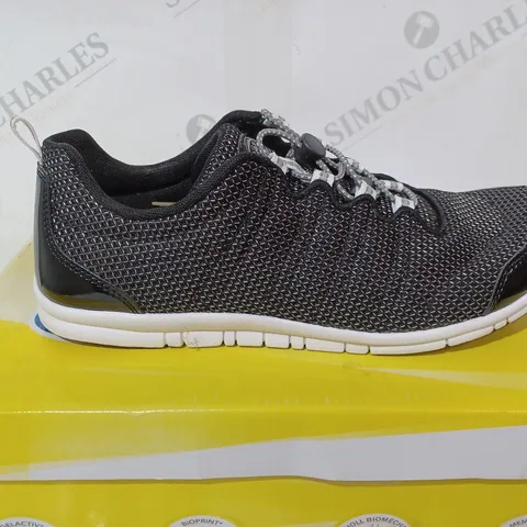 BOXED SCHOLL WIND STEP TRAINERS - UK 7