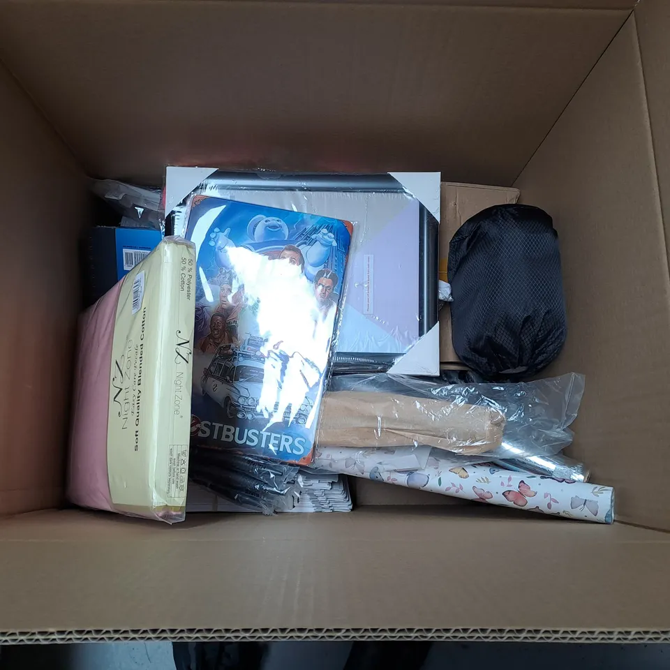 APPROXIMATELY 20 ASSORTED HOUSEHOLD PRODUCTS TO INCLUDE FITTED COT SHEET, TABLET COVER AND A DOG SOLDIERS PLAQUE